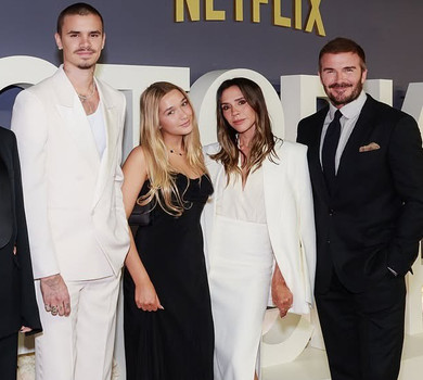 Бекхем у капелюсі Санти пригорнув дружину для романтичного танцю коло ялинки. Відео