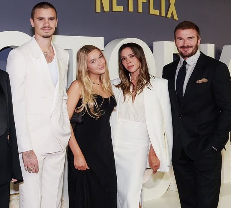 Бекхем у капелюсі Санти пригорнув дружину для романтичного танцю коло ялинки. Відео