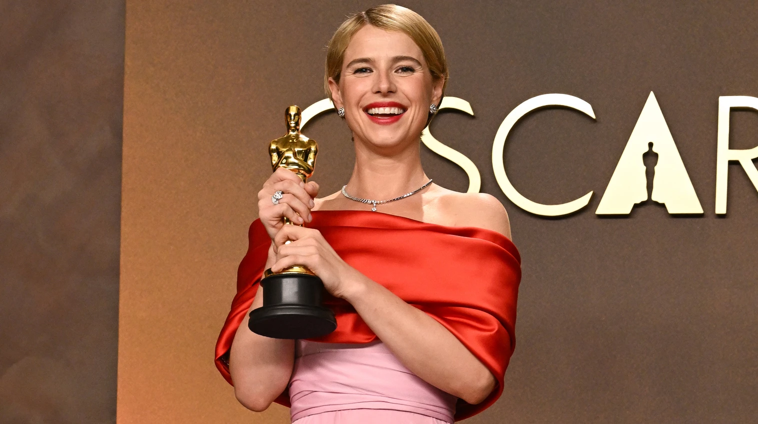 Баклі у стилі Грейс Келлі, Хадсон у кристалах за $35 мільйонів, вусатий Дікапріо і безвусий Паскаль: найяскравіші зірки Оскара-2026