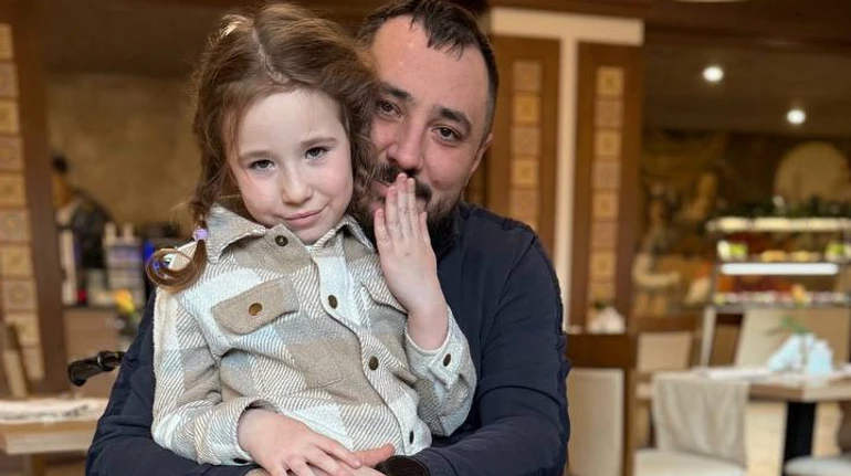 Моє великоднє диво: Наталка Карпа замилувала обіймами чоловіка та 6-річної донечки