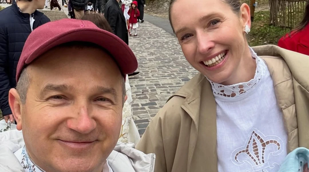 Осадча у білому з чоловіком та дітьми у вишиванках показалася коло дерев'яної церкви на Великдень