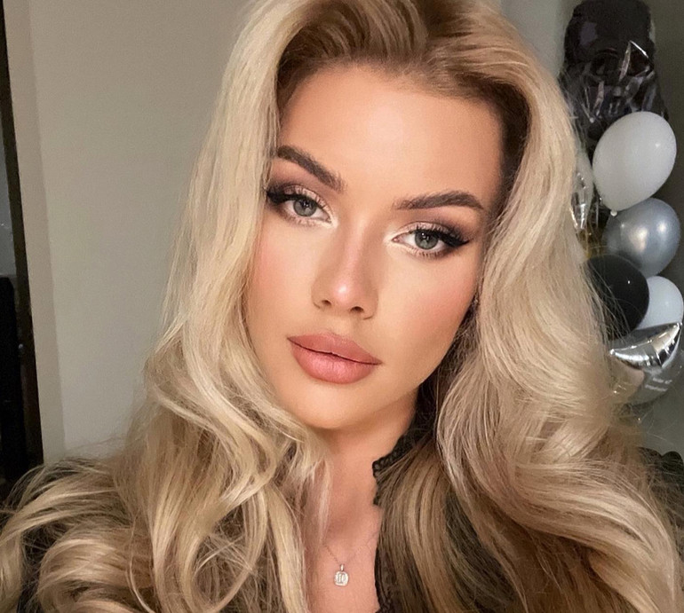 Міс Апанасенко у короні, трусиках та корсеті стала в ефектну позу для ФОТО