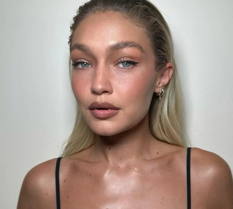 Джіджі Хадід зробила нову стрижку та показала процес. Відео