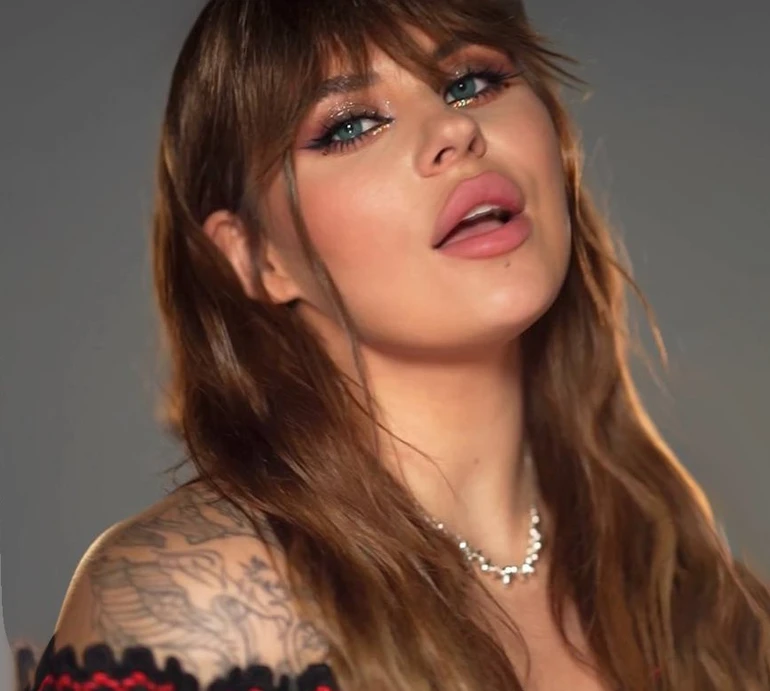 Заріцька ніжним кольором светрика та мейку взялася прикликати весняні вібрації