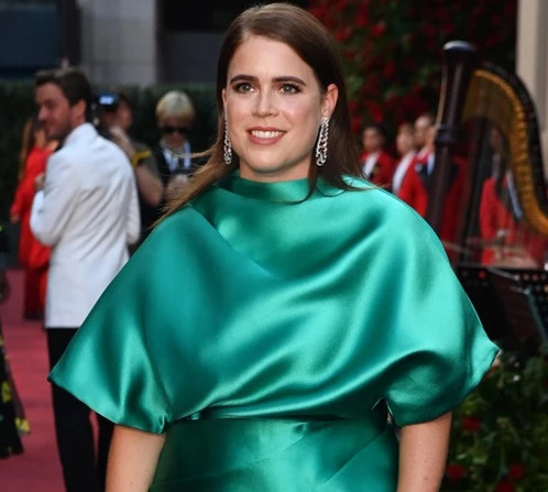 Принцеса Євгенія в чорному міні посвітила ногами на виставці у Гонконгу