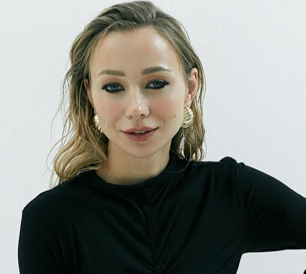 Інша я: дружина Павліка звабно попозувала на підлозі в обтислому total black. Фото