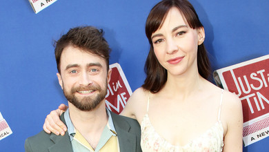 Рідкісний вихід: Редкліфф із мамою свого сина пообіймалися на бродвейському хіднику