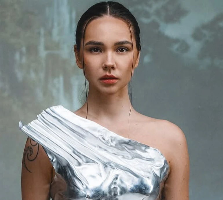 Татарінцева топлес в обладунках та з мечем постала в образі захисниці. Фото