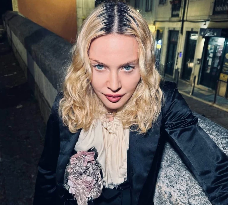 Мадонна з незвичним кольором волосся перевтілилася у власну матір. Фото