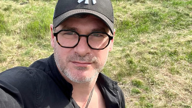 Мірзоян позбувся неслухняних кучерів і показався з новою стрижкою