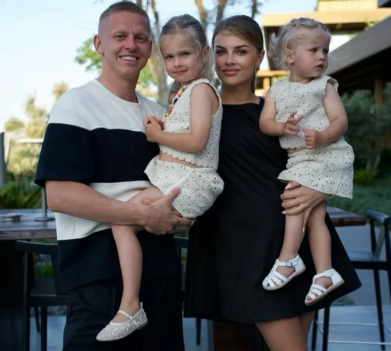 Зінченко з дружиною помилувалися донечками у квіткових луках. Фото