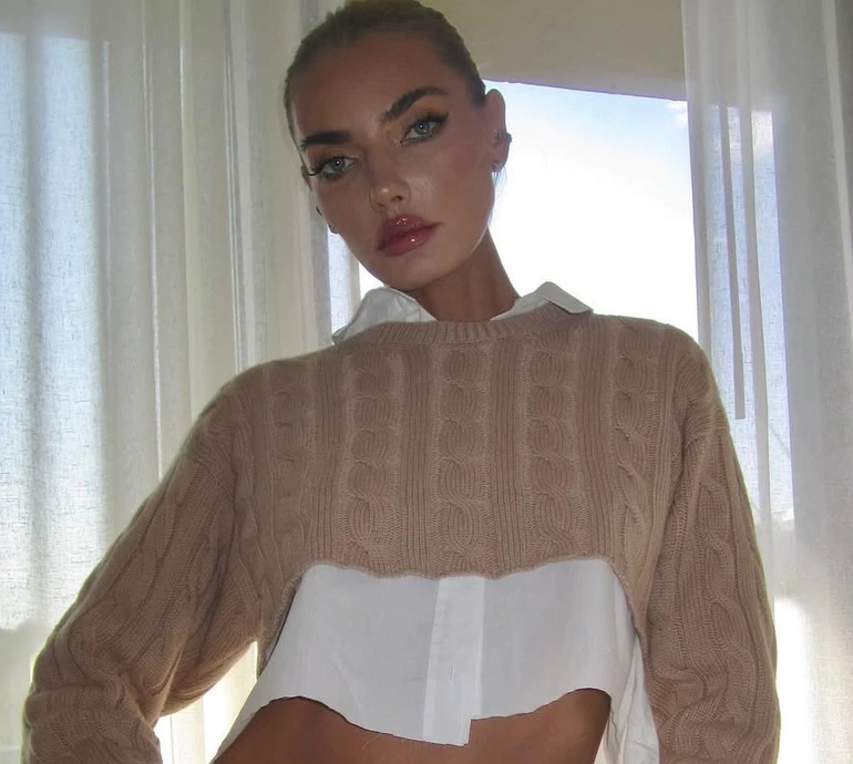 Байкова у спортлуці та кепці з гербом України показала стійку на голові