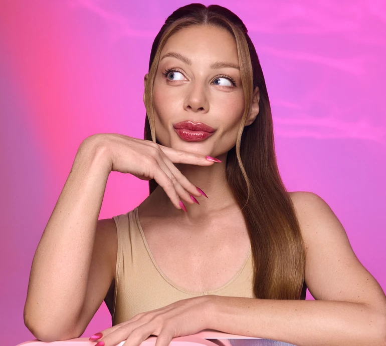 Сексі, токсік і містичний: Кароль із кицькою презентувала концептуальну колекцію лаків для нігтів