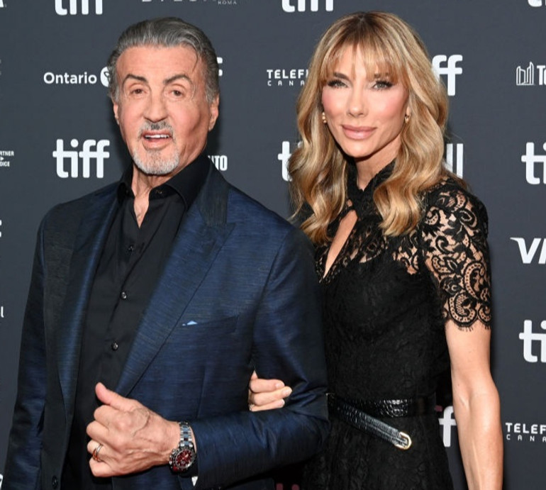 Трималися за ручки: Сталлоне з'явився на прем'єрі з ошатною дружиною в сукні з мереживом. ФОТО