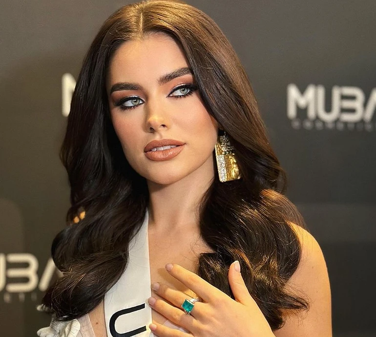 Усанова на Міс Всесвіт оголила плечі у білій сукні-бюстьє. ФОТО