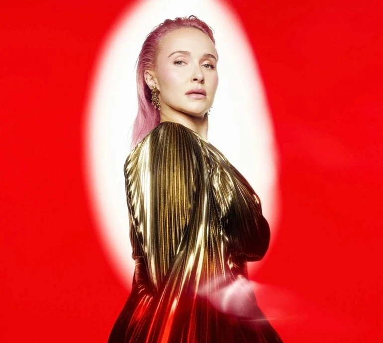 Екснаречена Кличка для глянцю приміряла лук від українського бренду та посвітила апетитним декольте