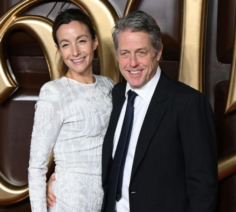 63-річний Х'ю Грант на парадному хіднику пообіймав довгоногу матір трьох своїх дітей