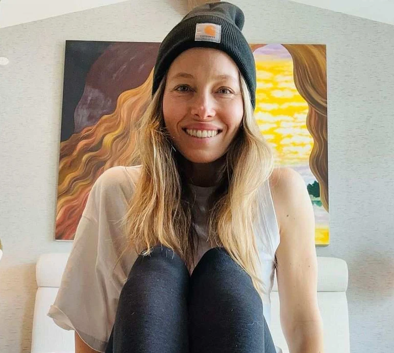 Головне жувати з закритим ротом: Джессіка Біл зізналася, що любить їсти і митися під душем одночасно