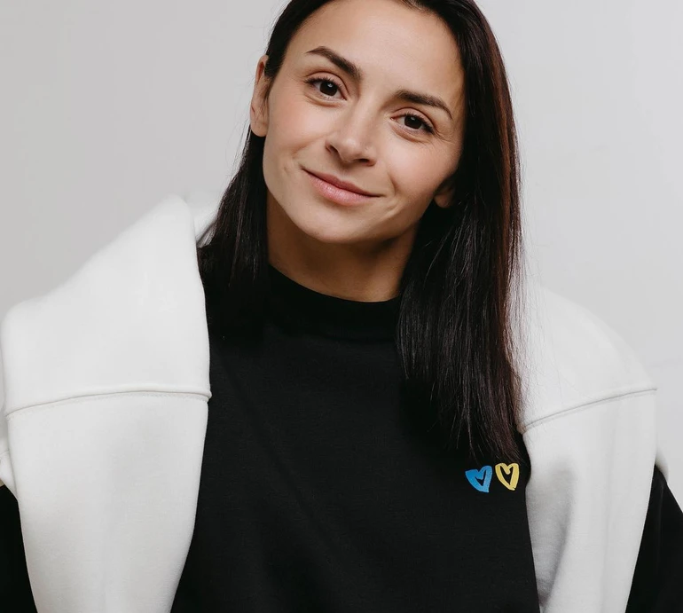 Гвоздьова в обтислому комбінезоні показала сет вправ для здорової спини. Відео