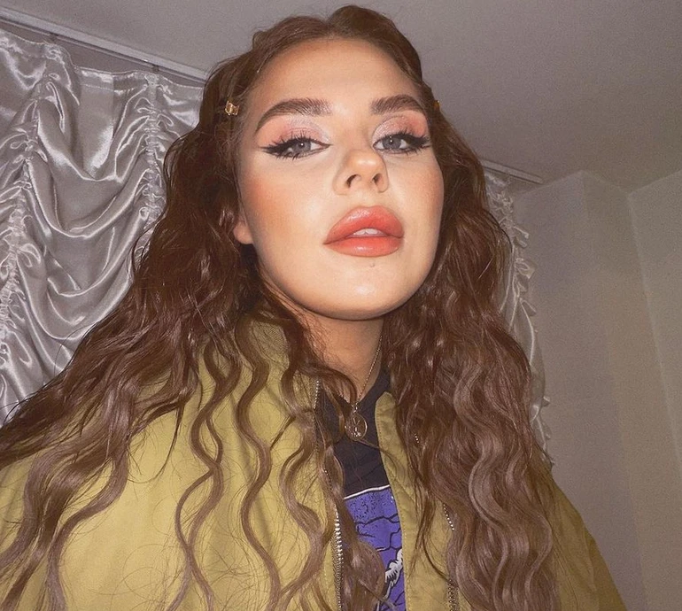 Заріцька у трусиках показалася на своїй улюбленій б'юті-процедурі