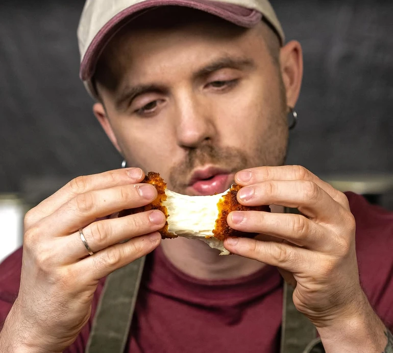 Як у McDonald’s: Кацурін поділився рецептом камамберу фрі. Відео