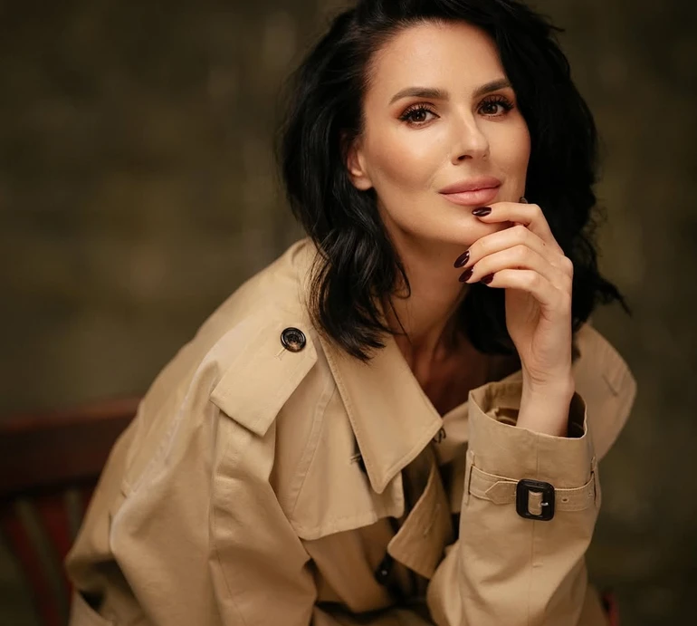 Єфросиніна загорнулася в тренч свого чоловіка для чуттєвих фото