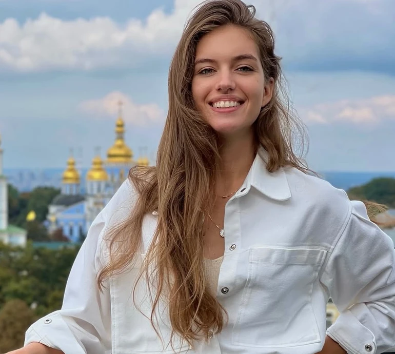 Кучеренко у жовтому бікіні пораділа сонячному липню на одеському пляжі. Фото