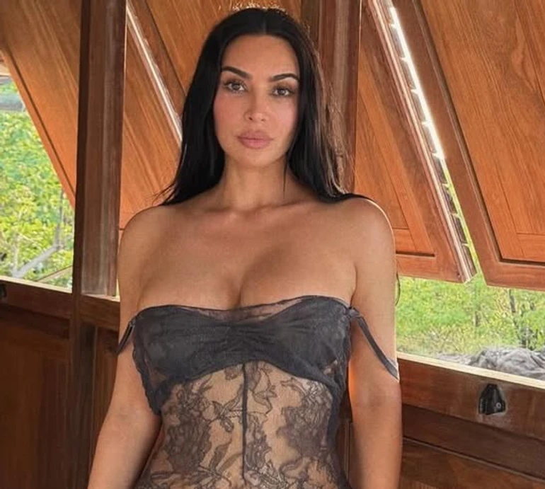 Кардашян у прозорому мереживі похвалилася формами на кам'янистому пляжі. Фото