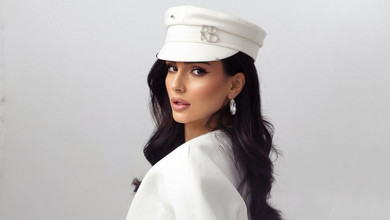 Трінчер у total white із хутром розчахнула жакет для спокусливих фото