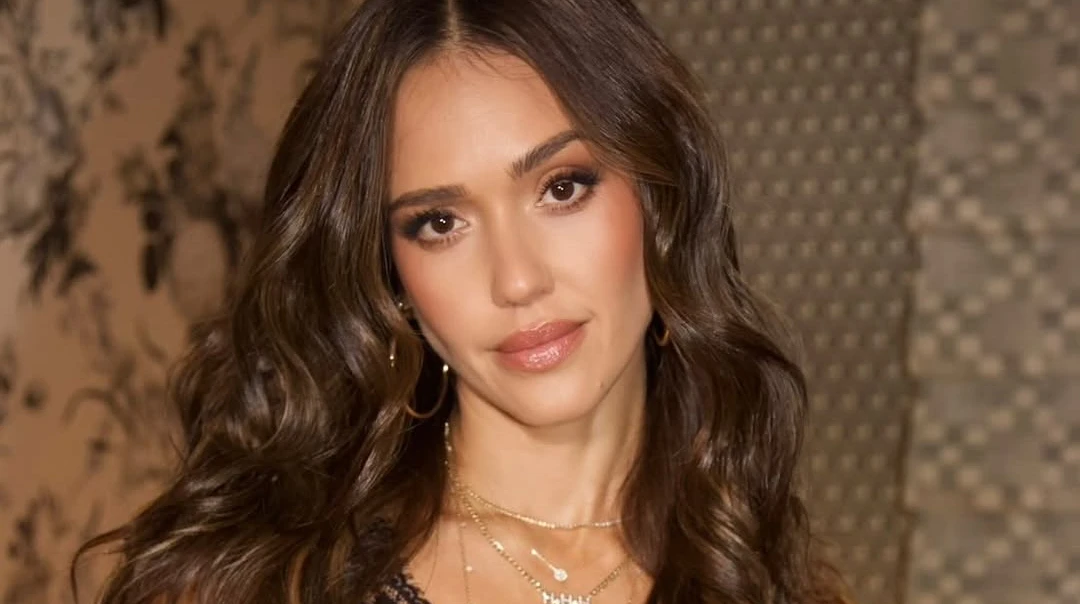 Альба заселфилася в бікіні на пляжі та показалася в обіймах бойфренда