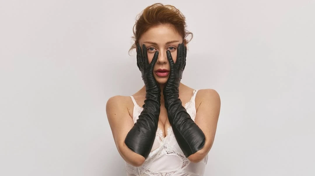 Кароль у сукні-комбінації та рукавичках попозувала для стильних кадрів