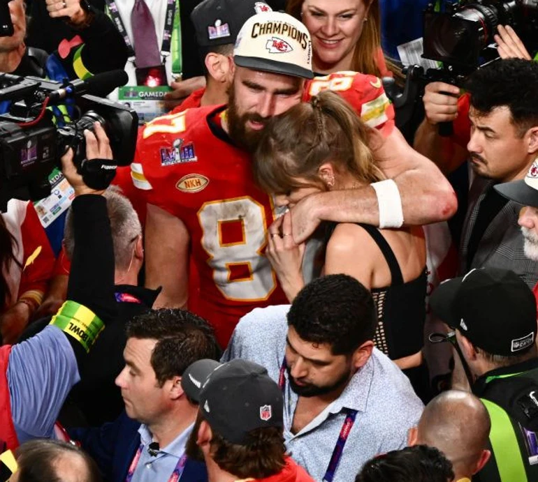 Зацілована Свіфт, декольтована Дель Рей та Ілон Маск із малим: зіркові вболівальники на Super Bowl 2024