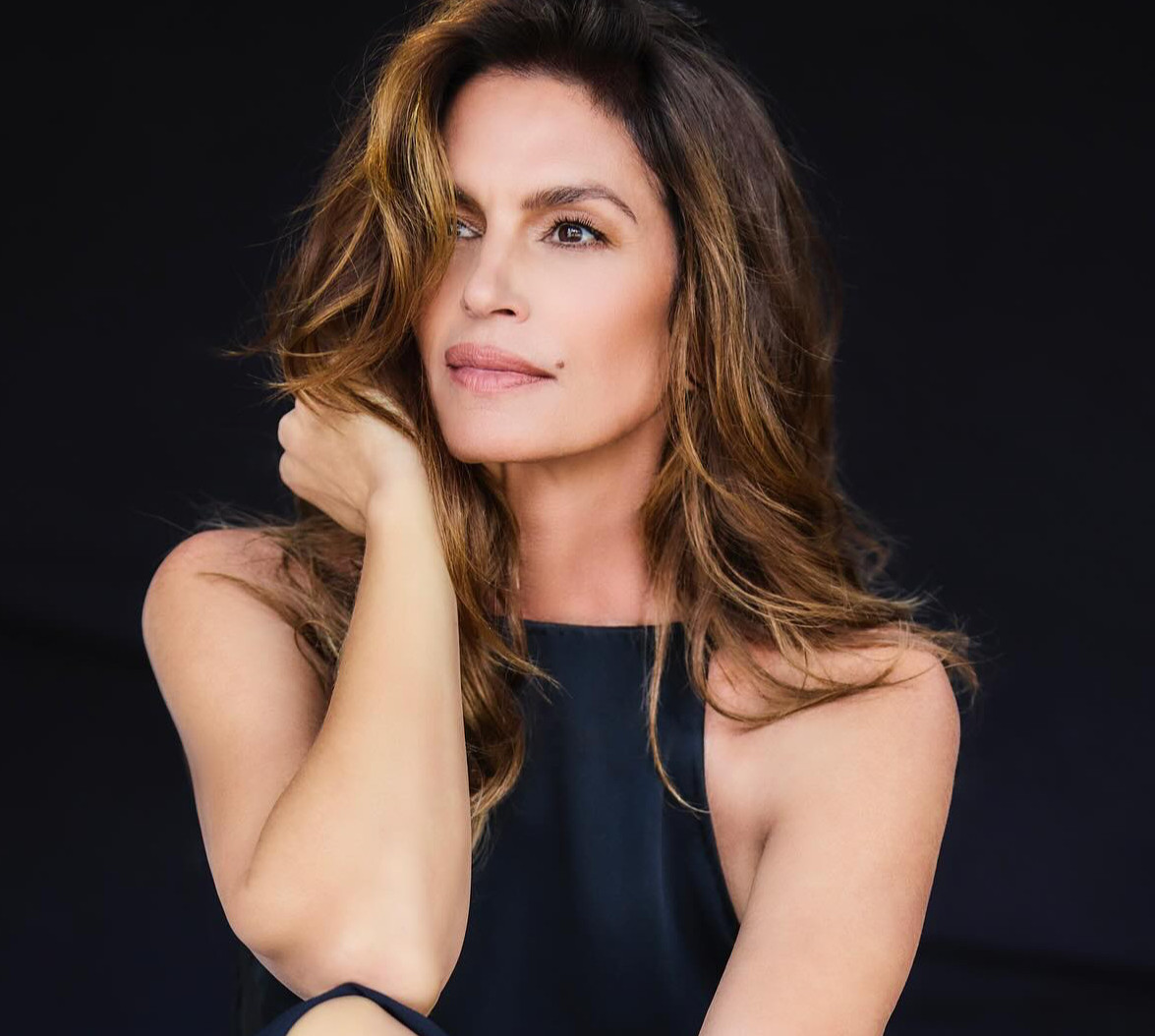 57-річна Кроуфорд у сукні з мереживом пообіймала пальму та посвітила стегнами в мінішортах. Фото