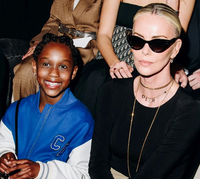Шарліз Терон зводила на модне шоу 7-річну дочку з брендовою торбинкою. Фото