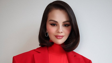 Гомес у червоному міні з трояндою на стегнах вразила стрункими ніжками на модній вечірці. Фото