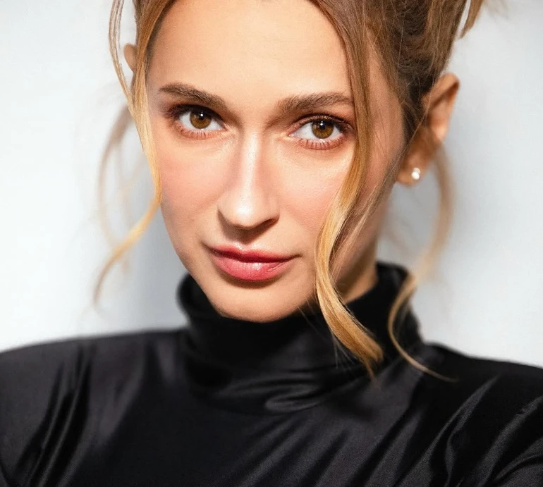 Боса Tayаnna в ажурній сукні побігла до води у новому кліпі