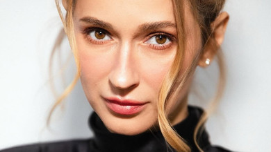 Боса Tayаnna в ажурній сукні побігла до води у новому кліпі