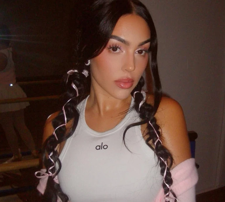 Наречена Роналду на рожевих пуантах та в спідничці-плісе уявила себе балериною. Фото