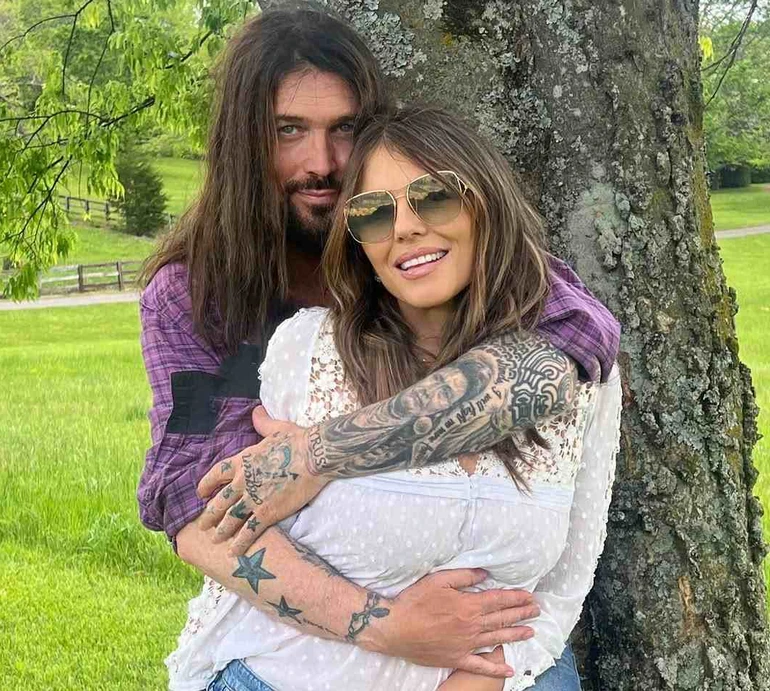 Ми щасливі разом: Херлі вперше прокоментувала свій роман із 63-річним татом Сайрус