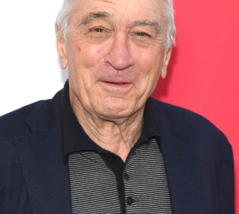 Схожа на тата? 2-річна донечка Де Ніро відвідала з ним концерт у Нью-Йорку. Фото, відео