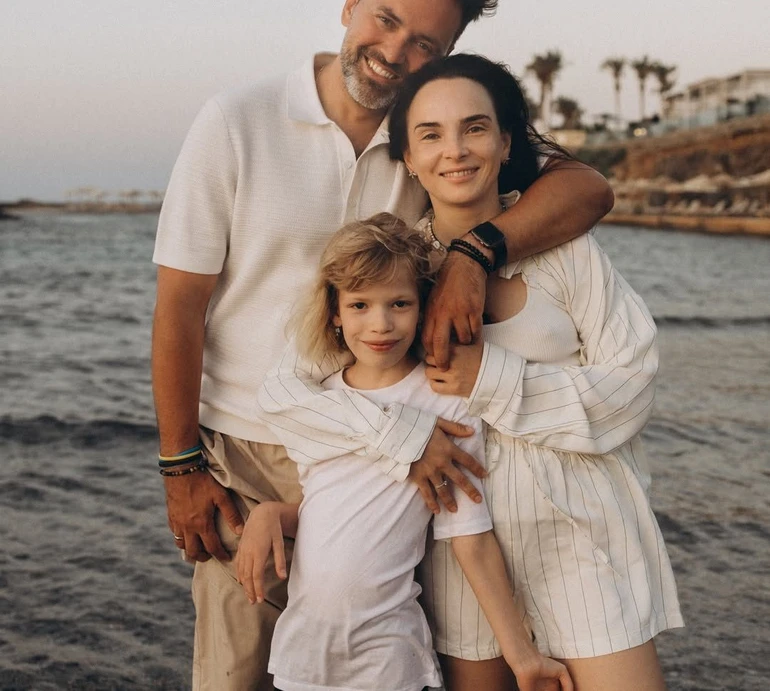 Дуже щаслива, що можу бачити це диво: дружина Мірошниченка на емоційних фото показала, як розквітає їхня прийомна донька