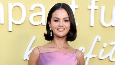 Гомес у пурпуровому міні з накидкою посвітила стрункими ніжками на своєму благодійному заході