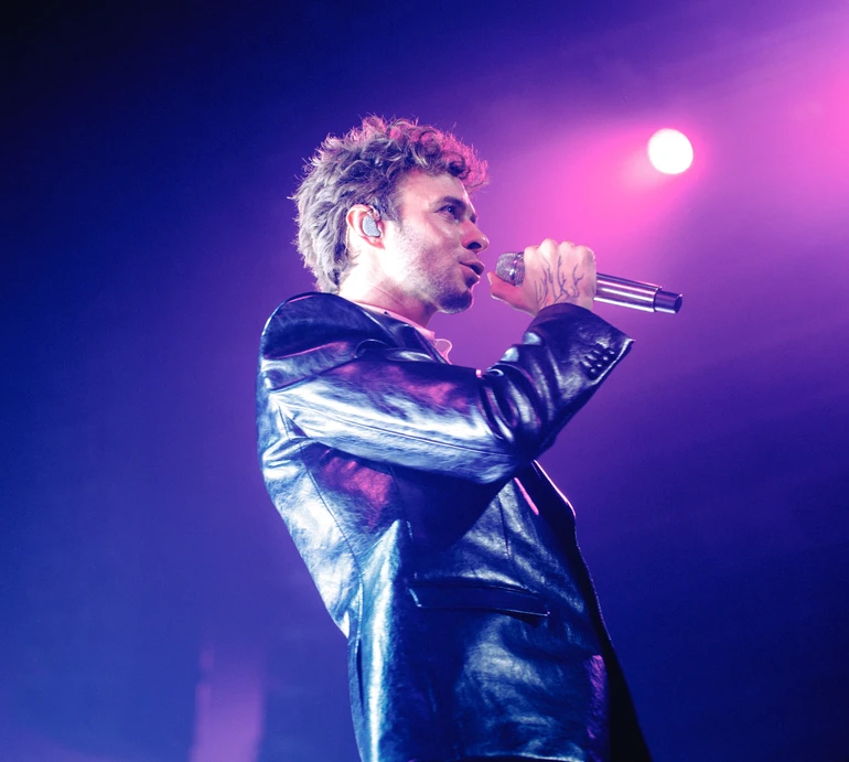 Справжні зірки сяють попри блекаути: Threads обговорює київський концерт Макса Барських