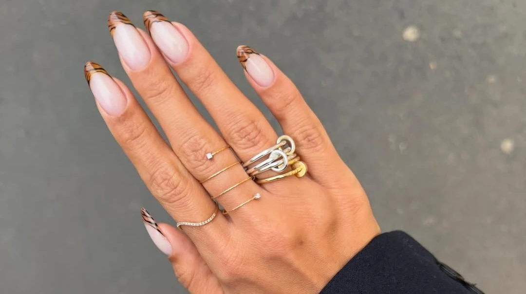 Преппі-клітинка і оксамитовий блиск: головні тренди манікюру на весну 2026. Фото