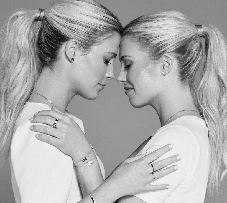 Тітонька би схвалила: племінниці принцеси Діани в полум'яно-червоних сукнях засвітилися на модному івенті