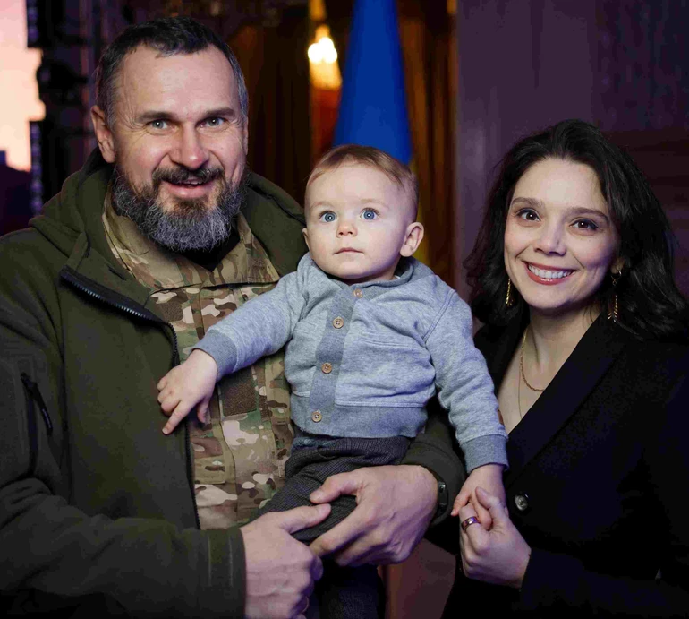 Почесний гість: як 1-річний син Сенцова на премії УП 100 тусив. Дуже милі ФОТО