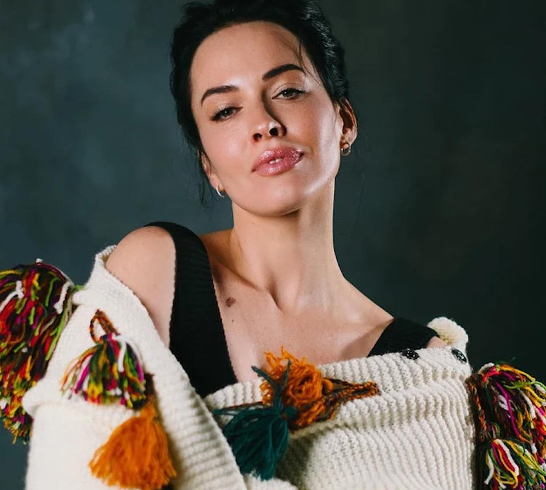 Астаф'єва в сукні з вирізом до пупа прикрила голі груди та пригадала токсичні стосунки