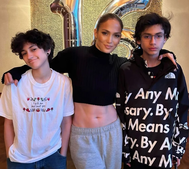 Лопес на 16-річчя своїх кокосових горішків показалася з ними в Токіо. Відео