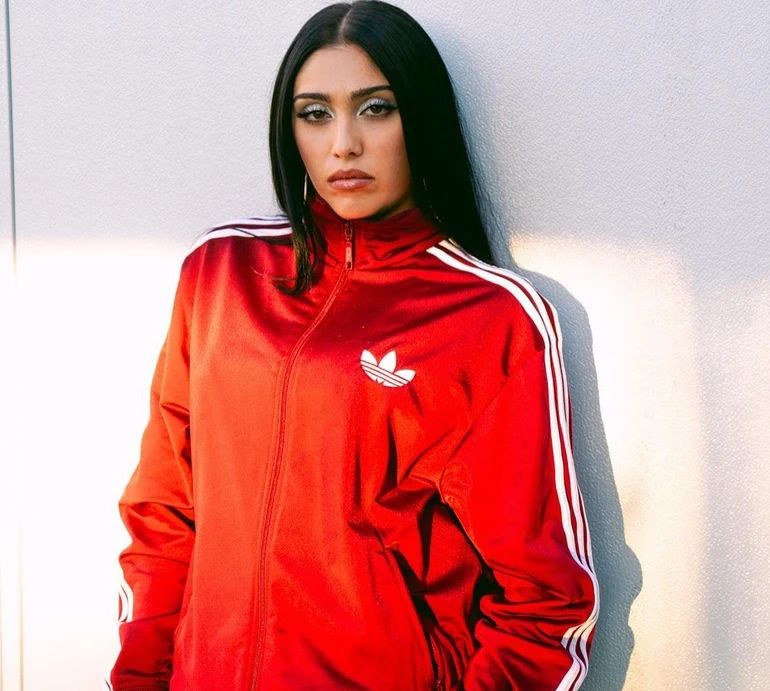 Дочка Мадонни у міні з перфораціями похизувалася соковитими стегнами та декольте. Фото