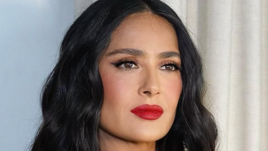 58-річна Хаєк без мейку та в купальнику наробила спокусливих фото на яхті